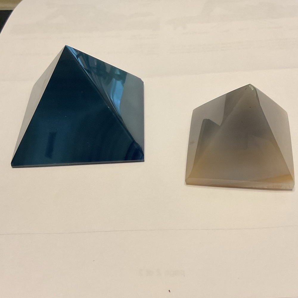 2 Stone Pyramids - Picture 3 of 6
